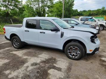 2025 ford maverick XLT in White - Front Three-Quarter View - BidGoDrive Inventory