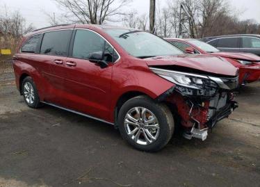 Salvage 2022 TOYOTA SIENNA XSE
