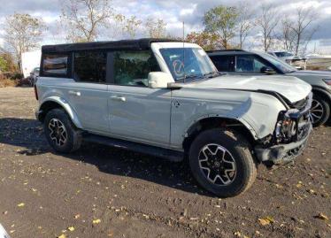 Salvage 2021 Ford Bronco 