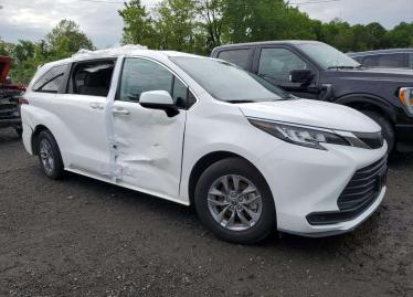Salvage 2022 Toyota Sienna 