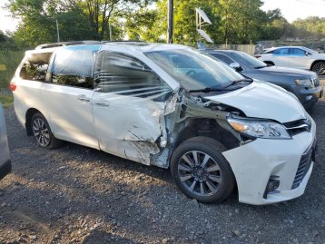 Salvage 2019 Toyota Sienna XLE