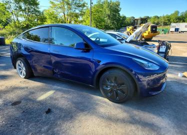 Salvage 2023 Tesla Model Y 