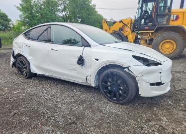 Salvage 2023 Tesla Model Y 