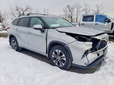 Salvage 2023 Toyota Highlander XLE - Gray SUV - Front Three-Quarter View