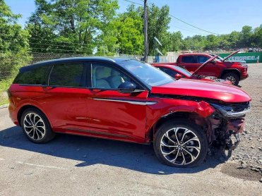 Powypadkowy 2025 Lincoln Nautilus  - Burgundy SUV - Front Three-Quarter View