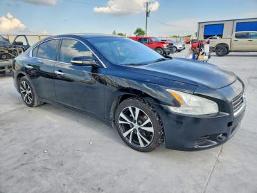 Powypadkowy 2014 Nissan Maxima 3.5 SV - Black Sedan - Front Three-Quarter View