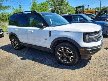Salvage 2022 Ford Bronco Sport OUTER BANKS - White SUV - Front Three-Quarter View