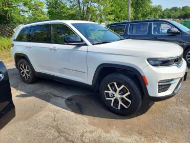 2025 Jeep GRAND CHEROKEE LIMITED in White - Front Three-Quarter View - BidGoDrive Inventory