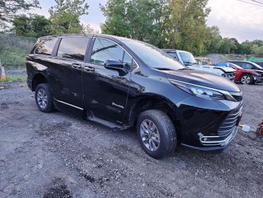 Salvage 2024 Toyota Sienna BRAUNABILITY - Black Van - Front Three-Quarter View