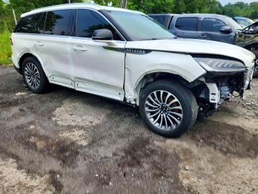 2023 Lincoln Aviator  in White - Front Three-Quarter View - BidGoDrive Inventory