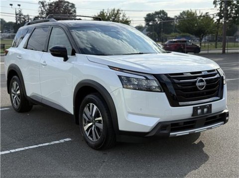 2025 Nissan Pathfinder SL in White - Front Three-Quarter View - BidGoDrive Inventory