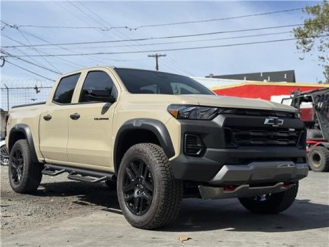 2024 Chevrolet Colorado Trail Boss in Cream - Front Three-Quarter View - BidGoDrive Inventory