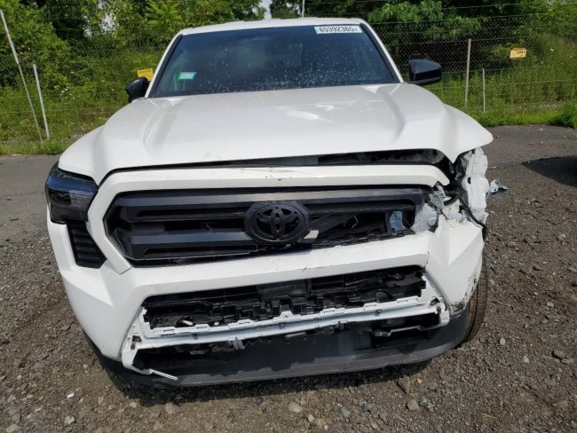 Salvage 2025 Toyota Tacoma  in White