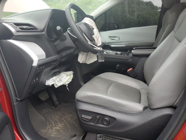 Salvage 2025 Toyota Sienna Xle in Burgundy