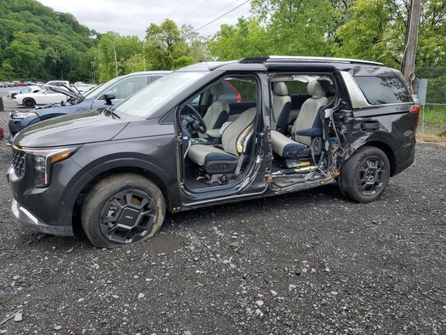 Salvage 2025 Kia Carnival Sx in Gray