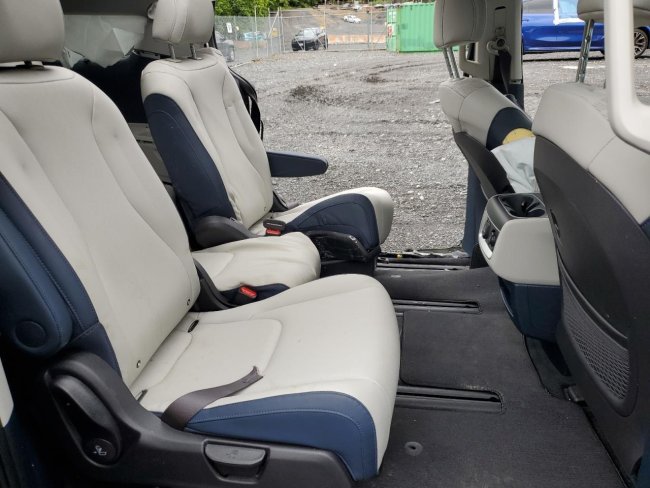 Salvage 2025 Kia Carnival Sx in Gray