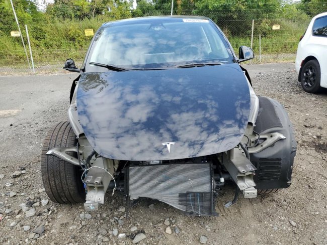 Salvage 2025 Tesla Model Y  in Black