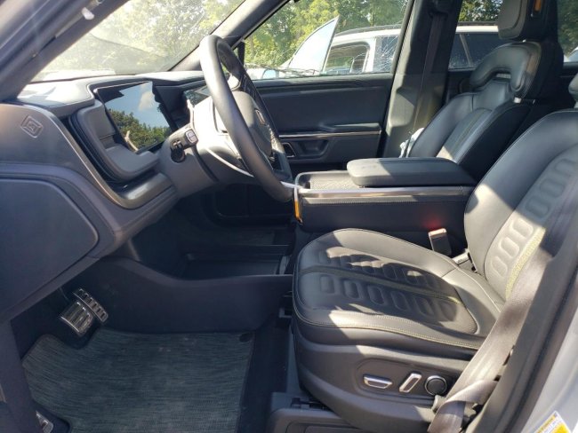 Salvage 2024 Rivian R1s  in Gray