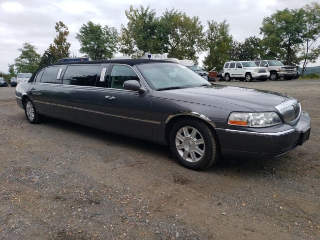 Salvage 2007 Lincoln Town Car Executive in Gray