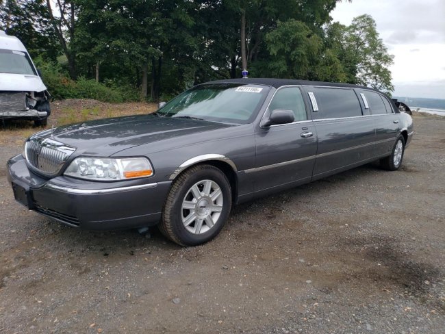 Salvage 2007 Lincoln Town Car Executive in Gray