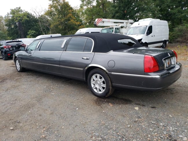 Salvage 2007 Lincoln Town Car Executive in Gray