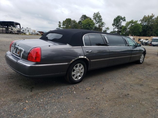Salvage 2007 Lincoln Town Car Executive in Gray