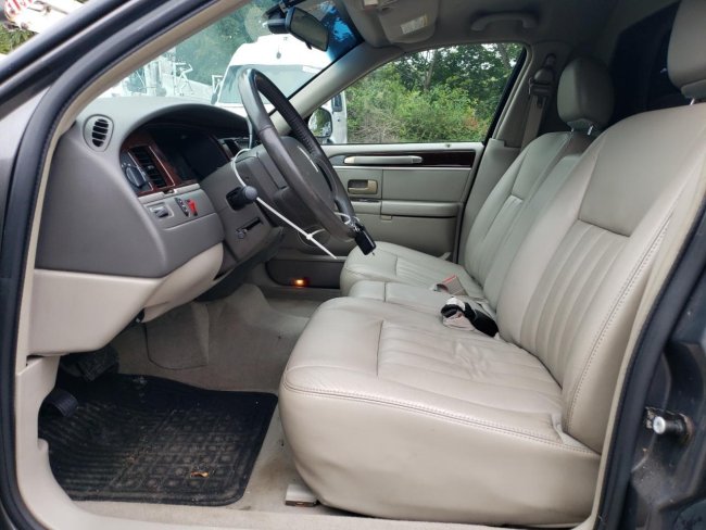 Salvage 2007 Lincoln Town Car Executive in Gray