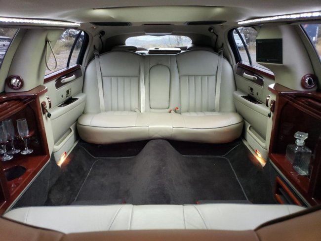 Salvage 2007 Lincoln Town Car Executive in Gray