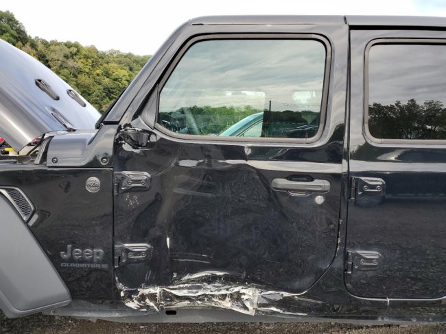Salvage 2023 Jeep Gladiator  in Black