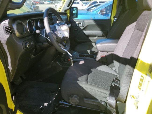 Salvage 2023 Jeep Gladiator  in Yellow