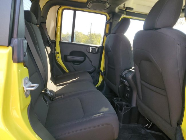 Salvage 2023 Jeep Gladiator  in Yellow