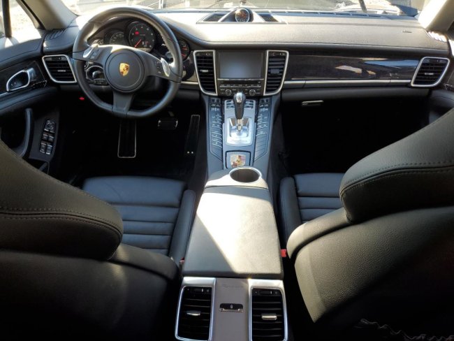Salvage 2016 Porsche Panamera  in Black
