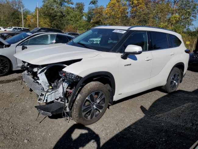 Salvage 2021 Toyota Highlander Hybrid Xle in White