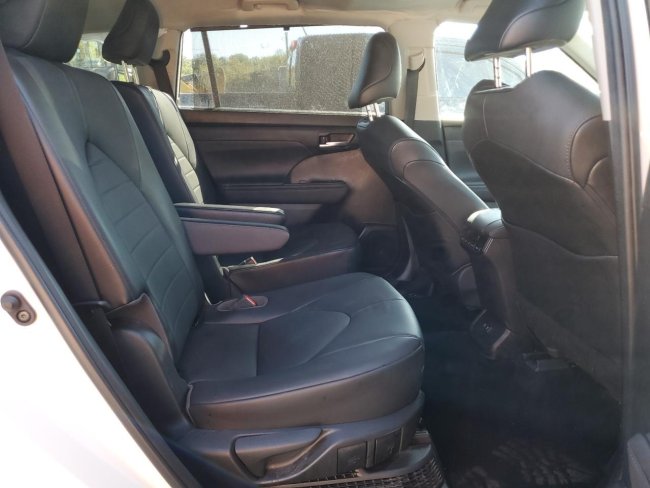 Salvage 2021 Toyota Highlander Hybrid Xle in White