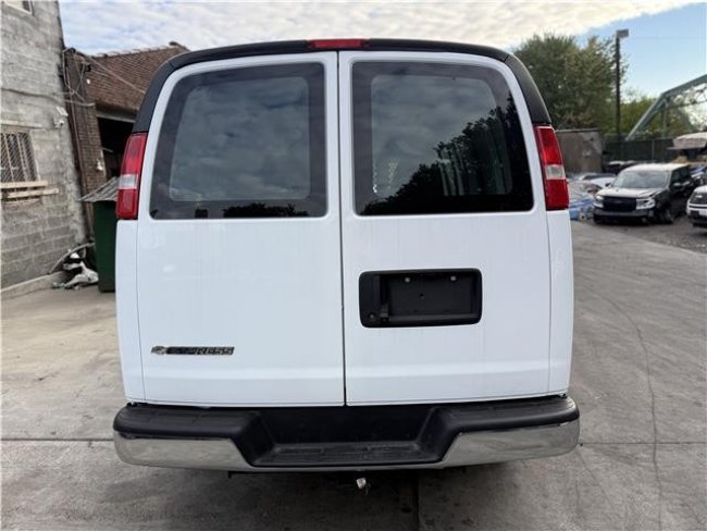 Salvage 1998 Chevrolet G 2500  in White