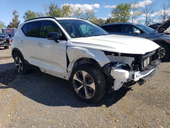 Salvage 2025 Volvo Xc40  in White