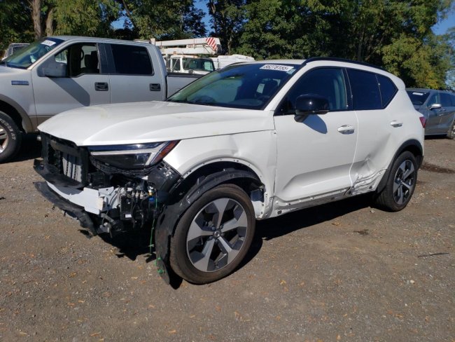 Salvage 2025 Volvo Xc40  in White