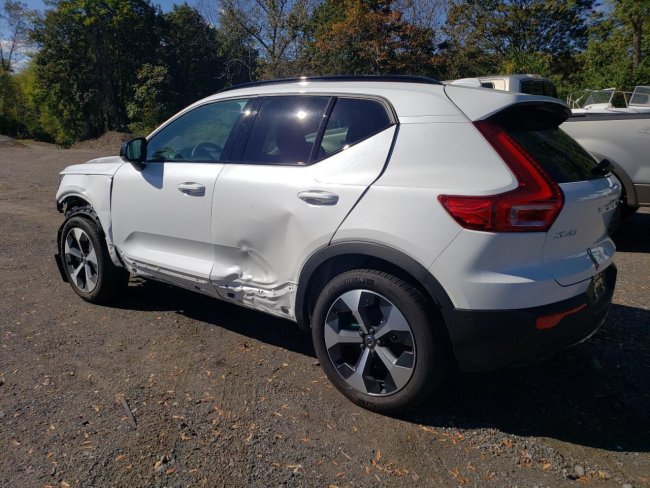 Salvage 2025 Volvo Xc40  in White