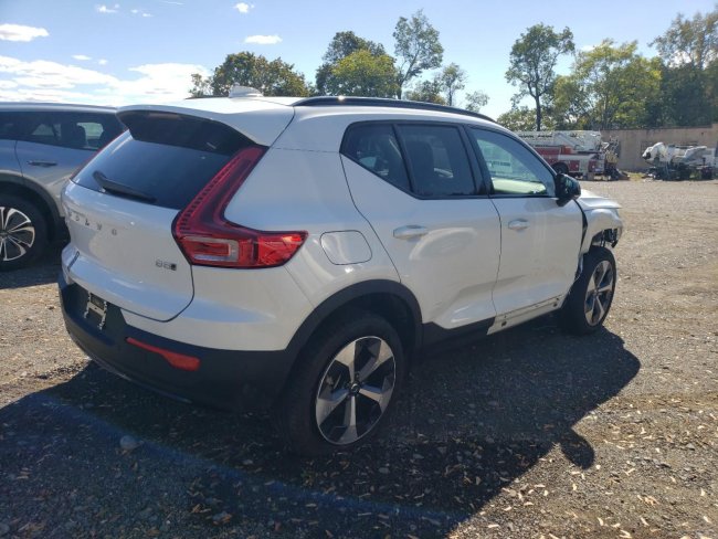 Salvage 2025 Volvo Xc40  in White