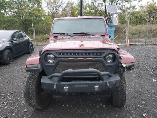 Salvage 2021 Jeep Gladiator  in Бордовый