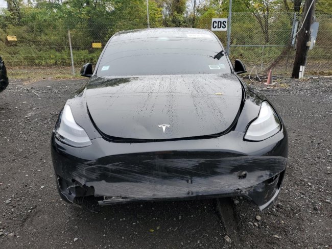 Salvage 2023 Tesla Model Y  in Черный
