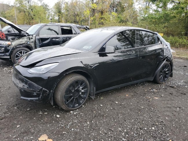 Salvage 2023 Tesla Model Y  in Черный