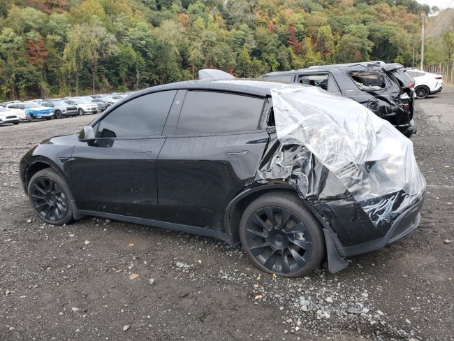 Salvage 2023 Tesla Model Y  in Черный
