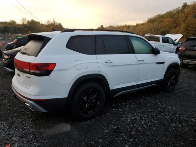 Salvage 2025 Volkswagen Atlas Peak Edition Se in White