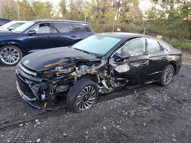 Salvage 2025 Hyundai Sonata Hybrid in Black
