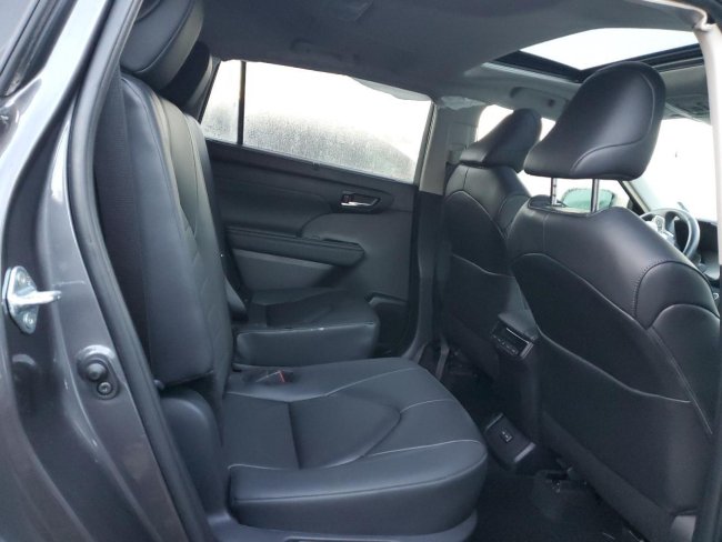 Salvage 2024 Toyota Highlander  in Gray