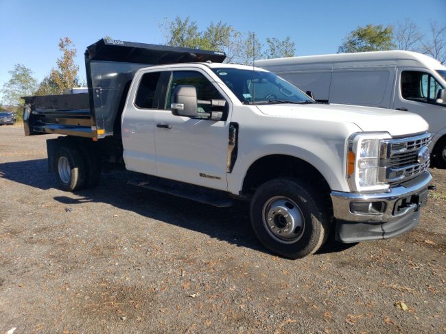 Salvage 2023 Ford F350  in White