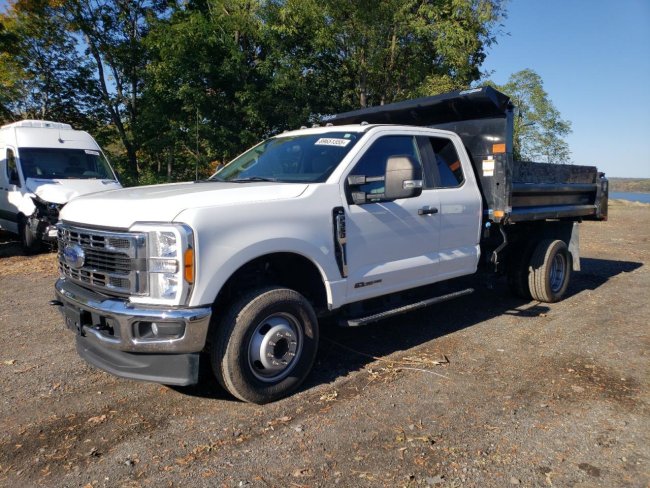 Salvage 2023 Ford F350  in White