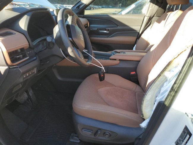 Salvage 2025 Toyota Grand Highlander Platinum in White
