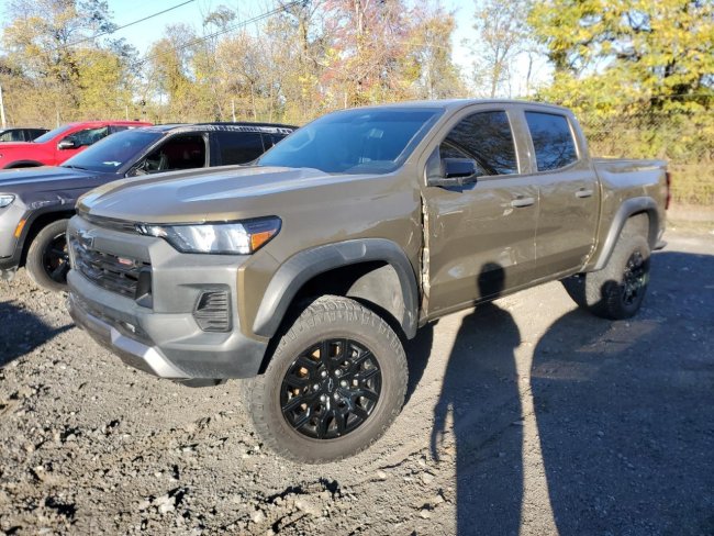 Salvage 2023 Chevrolet Colorado Trail Boss in Коричневый